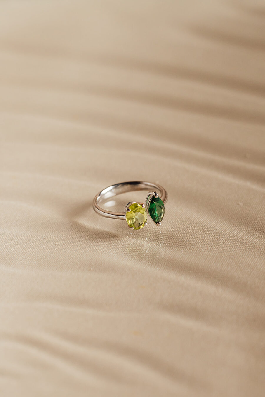 Anello in Oro Bianco 18k con Tsavorite 0,68 ct e Olivina 1,04 ct - immagine 4