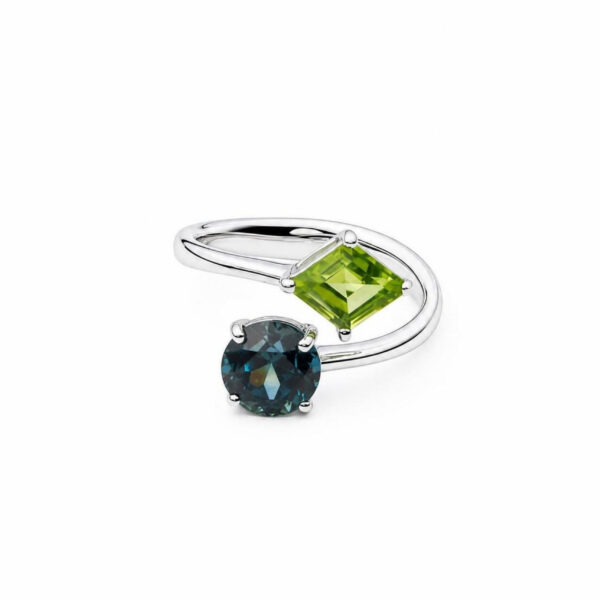 Anello in Oro Bianco 18k con Zaffiro del Malawi 2,4 ct e Peridoto 1,15 ct