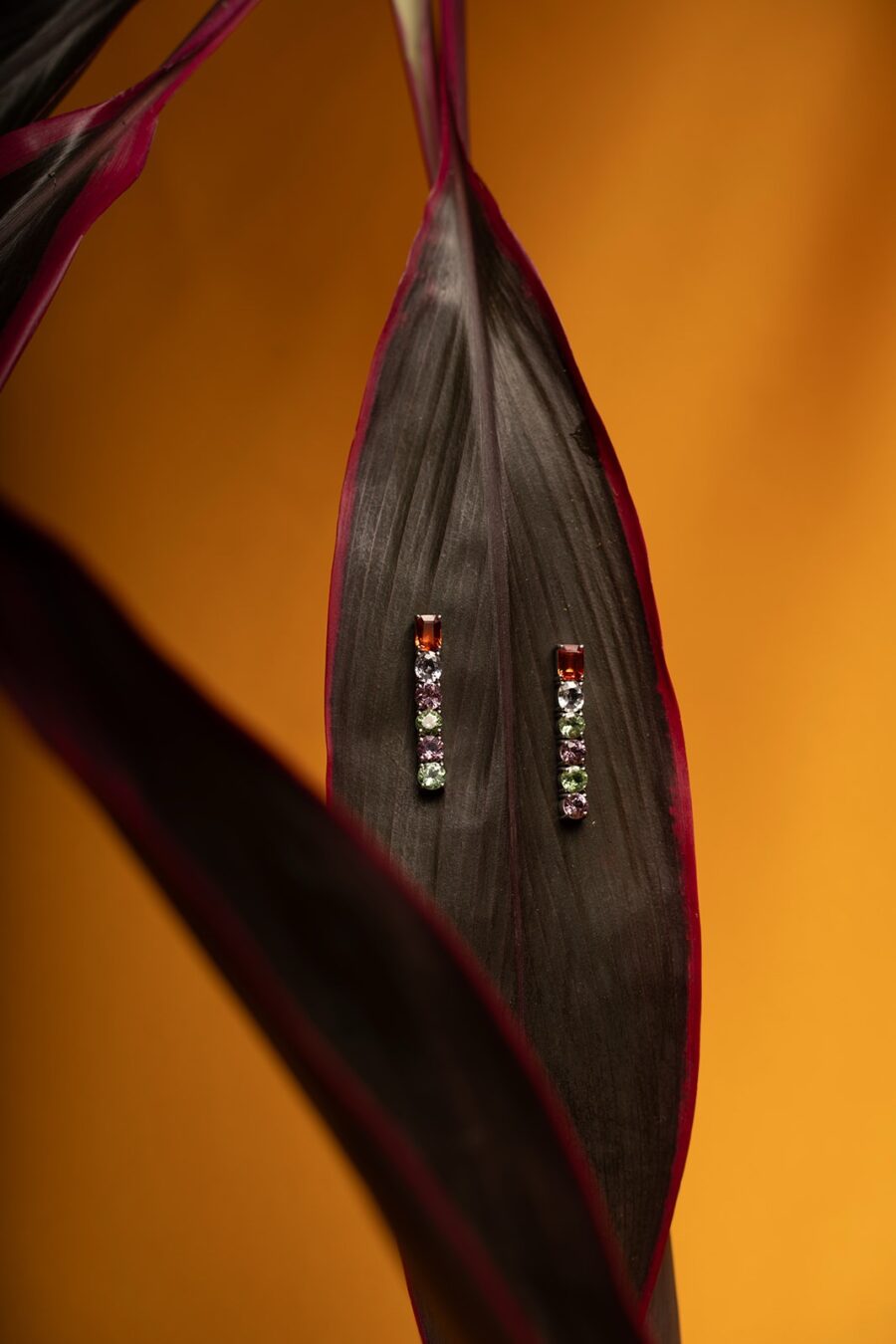 Orecchini in Oro Bianco 9k con Zaffiro Arancione 1,93 ct, Zaffiro Bianco 1,42 ct, Spinello Rosa 2,27 ct e Tsavorite 2,27 ct - immagine 5