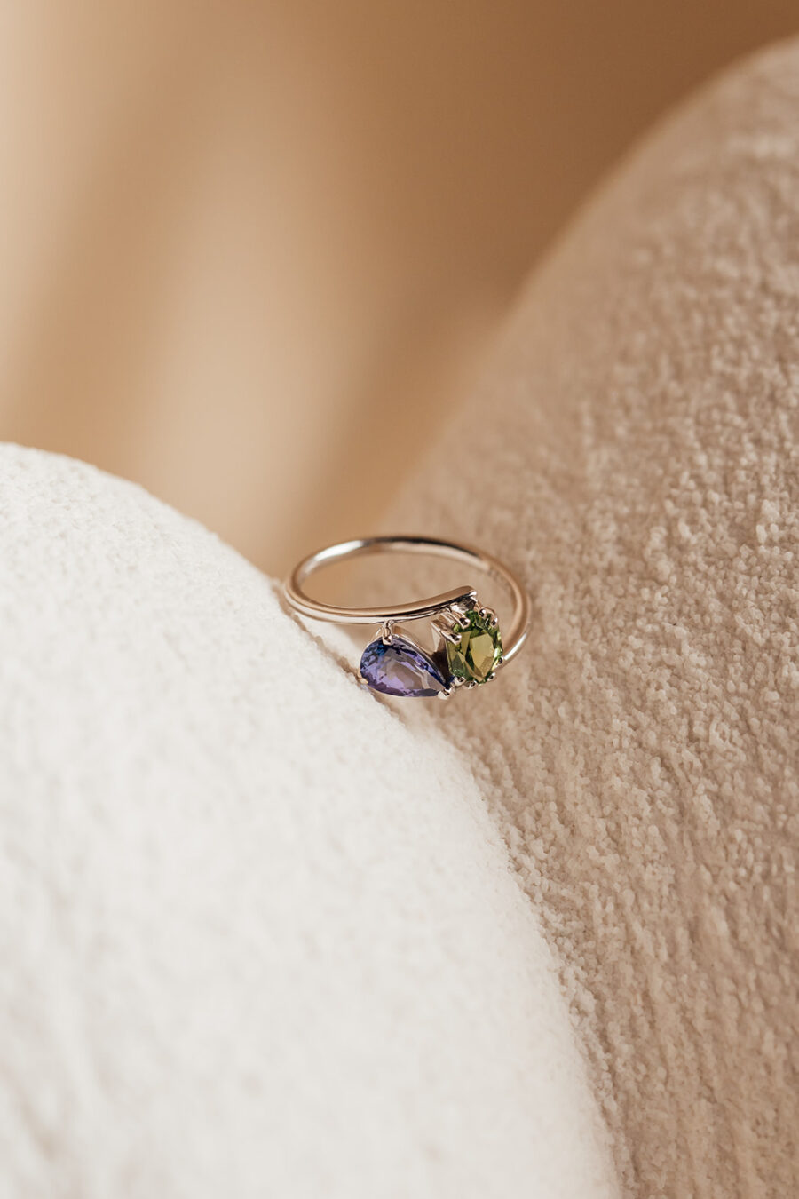 Anello in Oro Bianco 18k con Tormalina 0,67ct e Tanzanite 0,93ct - immagine 4