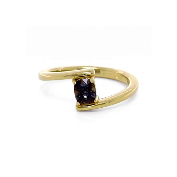 Anello Eterna in Oro Giallo 9k con Spinello 0,65ct